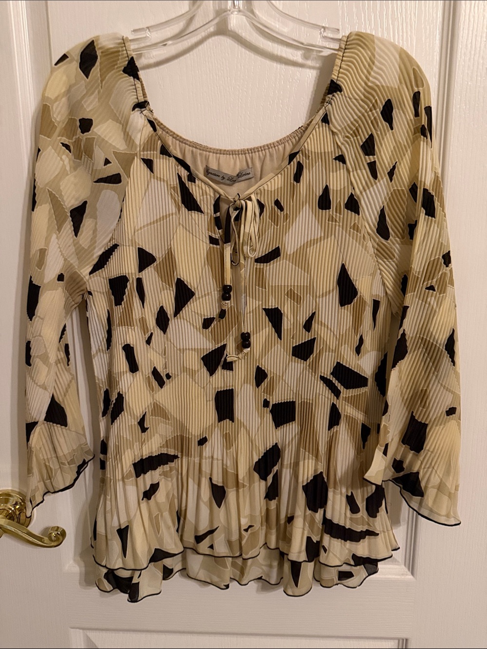 Signature by Larry Levine Cream & Black Abstract Pleated Peasant Top